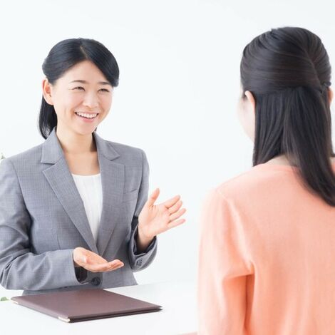 悩みの相談をする女性とカウンセラー