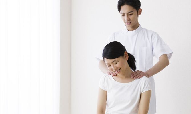 女性を施術する男性スタッフ